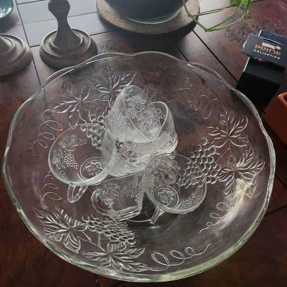 Elegant Clear Glass Bowl with Grape Design & 6 Cups - Picture 2 of 6